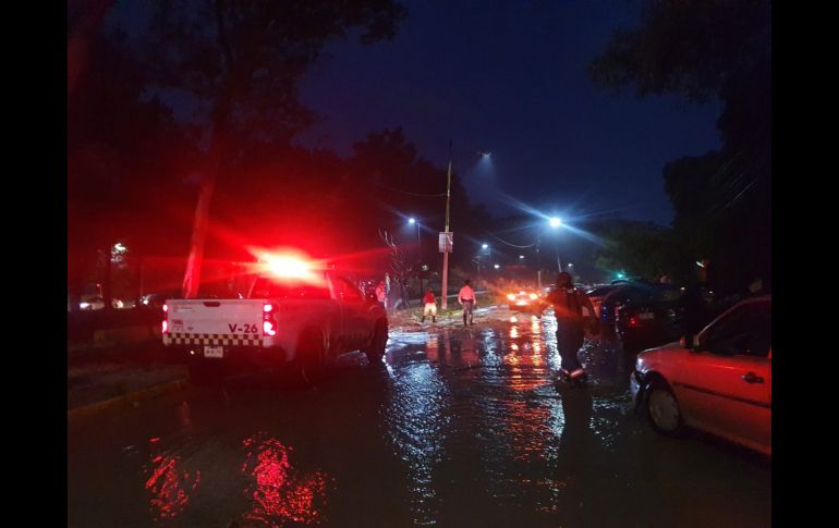 Personal de la Policía Vial también acudió al punto para apoyar en los cierres correspondientes en ambos sentidos de la avenida Patria luego de la inundación. . EL INFORMADOR/R. Bobadilla