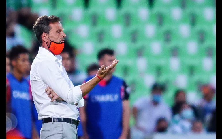 LO AMARRÓ. Diego Cocca realizó cambios defensivos al minuto 75 ya con el empate en el marcador y cerca estuvo de salirle mal. IMAGO7