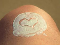 Cuidado de la piel. Además de acudir al dermatólogo, es importante que lavemos nuestra piel, usemos protector solar y no la expongamos a sustancias dañinas. Pixabay