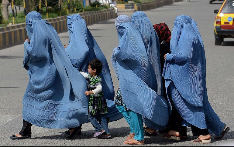 Aunque los talibanes prometen una nueva era de paz en Afganistán, las mujeres de ese país se han convertido en el foco de interés debido a las restricciones que se puedan imponer, entre ellas, la obligación de usar el burka. AFP / ARCHIVO