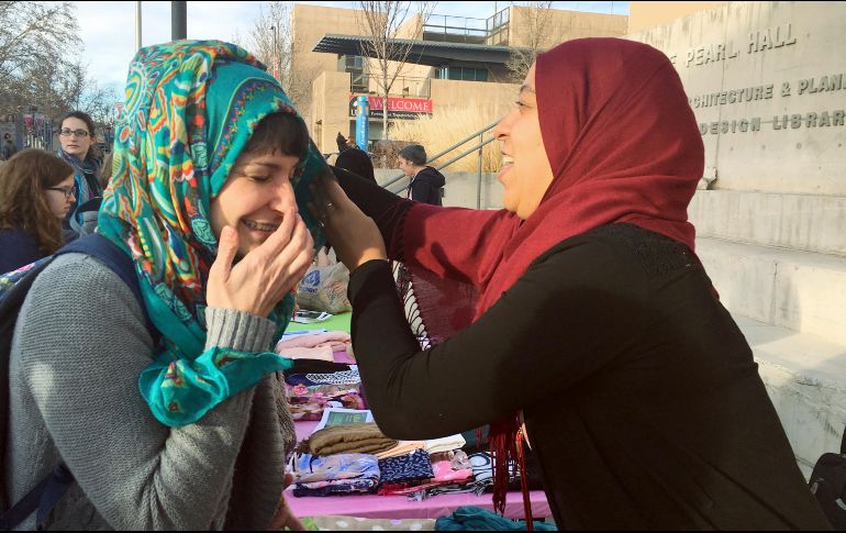 Sarah Rivali, de 33 años (I) se prueba un hiyab con la ayuda de Aicha Nahod, de Túnez, en el campus de la Universidad de Nuevo México en Albuquerque. AP / ARCHIVO