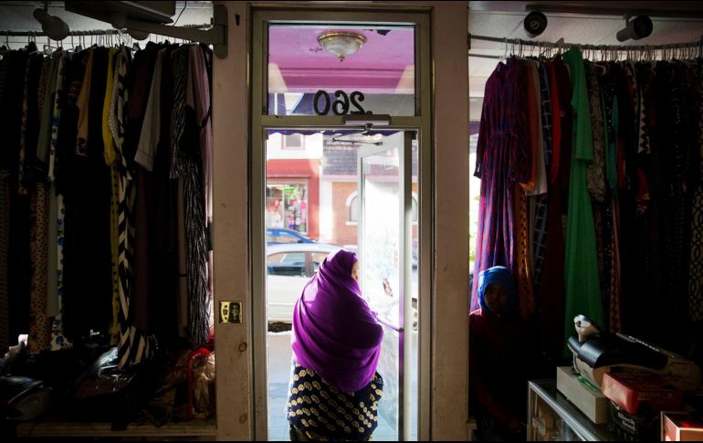 Una mujer que lleva un khimar se va después de comprar en una de las muchas tiendas propiedad de inmigrantes somalíes que se establecieron en Lewiston, Maine, Estados Unidos. AP / ARCHIVO