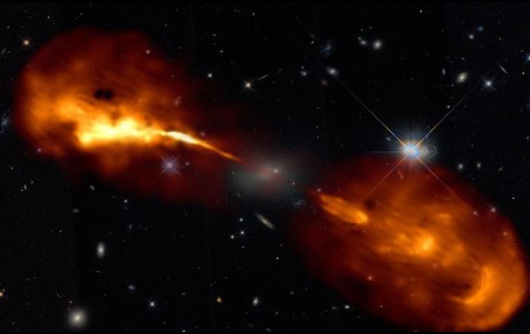 Un agujero negro supermasivo en el centro de una galaxia dispara chorros de material a través del espacio.