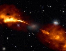 Un agujero negro supermasivo en el centro de una galaxia dispara chorros de material a través del espacio.
