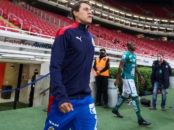 En redes sociales circula un video en el que se aprecia el momento en el que el defensa de Chivas encaró a los aficionados cuando salía del campo. IMAGO7