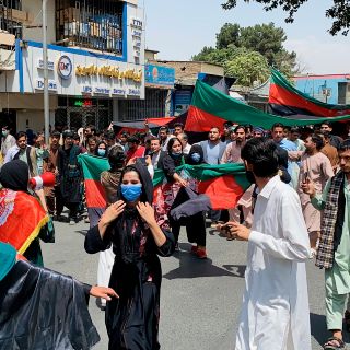 La bandera afgana desafía a los talibanes en el día de la Independencia