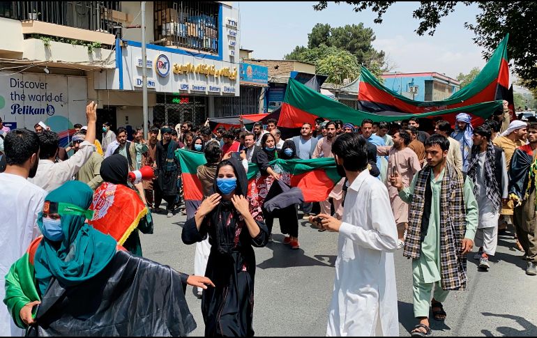 Cientos de personas se lanzaron a las calles ondeando la que ha sido hasta ahora la bandera nacional de Afganistán. EFE / ARCHIVO