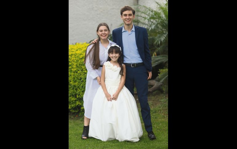 Karla Paola y Pablo Espinosa Zaldo con Pía Elizabeth Magaña Zaldo. GENTE BIEN JALISCO/CLAUDIO JIMENO