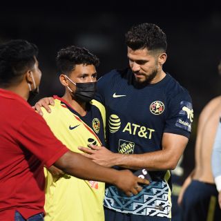 Henry Martín defiende a un aficionado del América