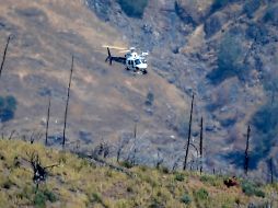 Un helicóptero sobrevuela en un área remota al norte de Mariposa, California, en la zona donde se reportó el hallazgo de la familia. AP/The Fresno Bee/C. Kohlruss
