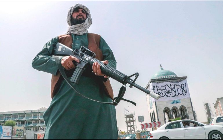Un combatiente talibán monta guardia en un puesto de control. EFE
