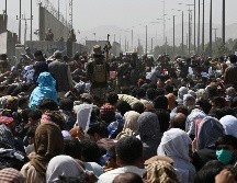 Cientos de afganos esperan en el aeropuerto de Kabul la oportunidad para salir del país. AFP / W. Kohsar
