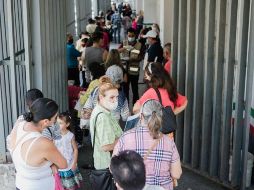 Al menos 15 adultos mayores tuvieron que dar dos vueltas: un día por su cita y otro para entregar papeles. EL INFORMADOR/G. Gallo