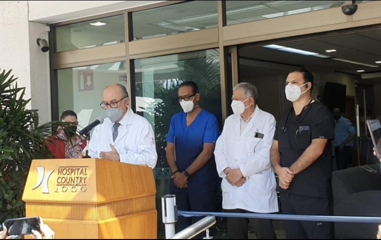 El director del hospital, Ever Arturo Rodríguez Arias, brinda a medios de comunicación el parte médico del cantante. EL INFORMADOR/K. Esparza