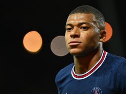 FUTURO INCIERTO. Al margen del partido, Kylian Mbappé sigue con los reflectores encima pues parece decidido a abandonar la capital francesa con rumbo al Real Madrid. AFP/L. VENANCE