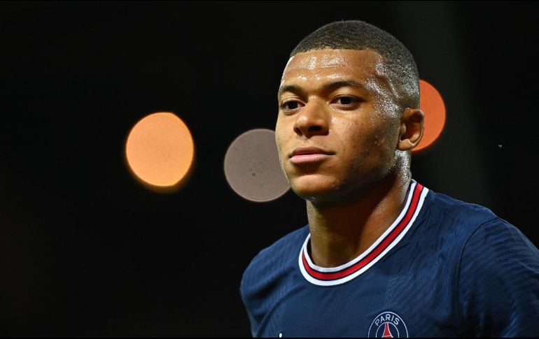 FUTURO INCIERTO. Al margen del partido, Kylian Mbappé sigue con los reflectores encima pues parece decidido a abandonar la capital francesa con rumbo al Real Madrid. AFP/L. VENANCE
