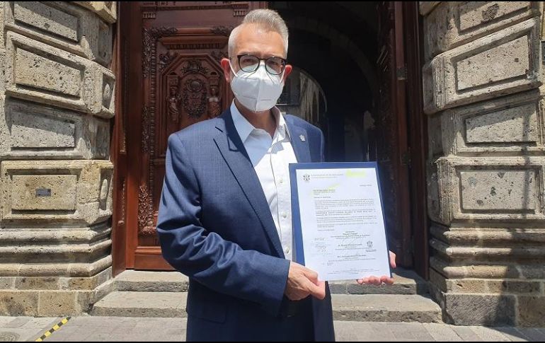 Guillermo Gómez Mata, secretario general de la UdeG, acudió al Palacio de Gobierno para presentar la solicitud. EL INFORMADOR/G. Gallo