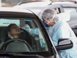 Un sanitario realiza una prueba gratuita de PCR de COVID-19 en Sao Paulo. EFE/ARCHIVO