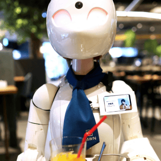 Cafetería con robots en Tokio apuesta por la inclusión