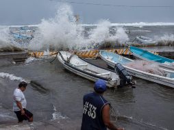 Pescadores retiran hoy sus botes en Boca del Río, Veracruz, previo a la llegada del huracán 