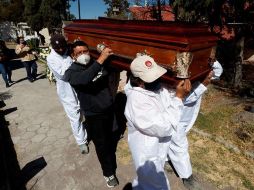 Familiares asisten al entierro de un fallecido por COVID-19 en el panteón de Tláhuac, en la Ciudad de México. EFE/ARCHIVO