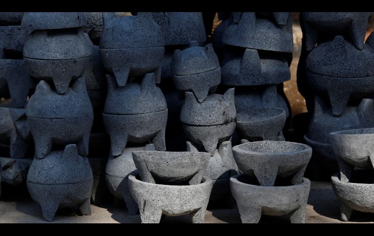 La piedra que ellos utilizan es basalto andesítico logrando ese pequeño moteado blanco a la piedra, una característica que hace únicos a los molcajetes de Comonfort. EFE/ARCHIVO