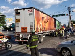 La lateral de avenida Lázaro Cárdenas fue cerrada durante un par de horas en lo que finalizaban las labores. ESPECIAL/Bomberos de Guadalajara