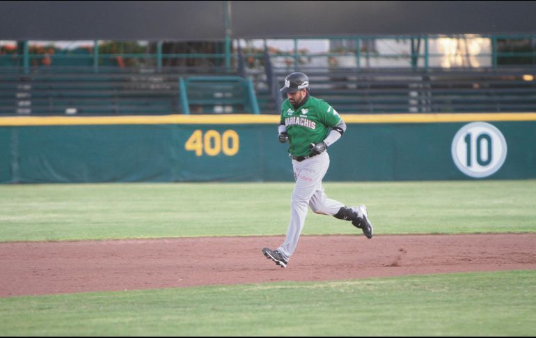 En un juego muy cerrado, Adrián González respondió con tremendos batazos para poner en ventaja a su equipo. ESPECIAL/Rieleros de Aguascalientes