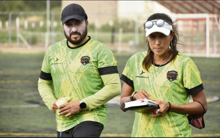 José Carlos Durón (izq.) trabaja mano a mano con Ana Cristina González, quien dirige al FC Juárez en la Liga MX Femenil. ESPECIAL