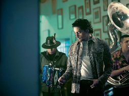 Alex Fernández. El cantante, en una escena del video de “Buscando el Olvido” que fue filmado en “La Occidental”. ESPECIAL/Sony