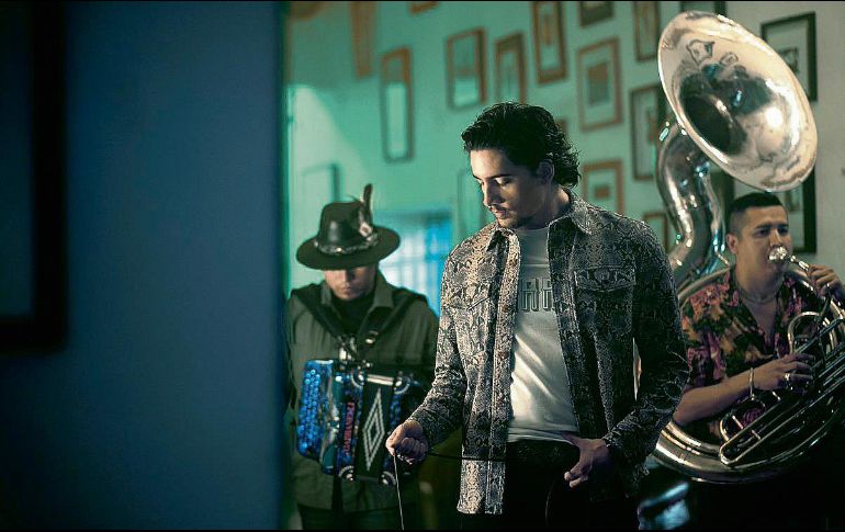 Alex Fernández. El cantante, en una escena del video de “Buscando el Olvido” que fue filmado en “La Occidental”. ESPECIAL/Sony