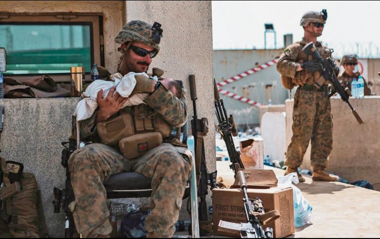 Familias afganas han entregado a sus bebés a soldados para que los rescaten. EFE/US Centra