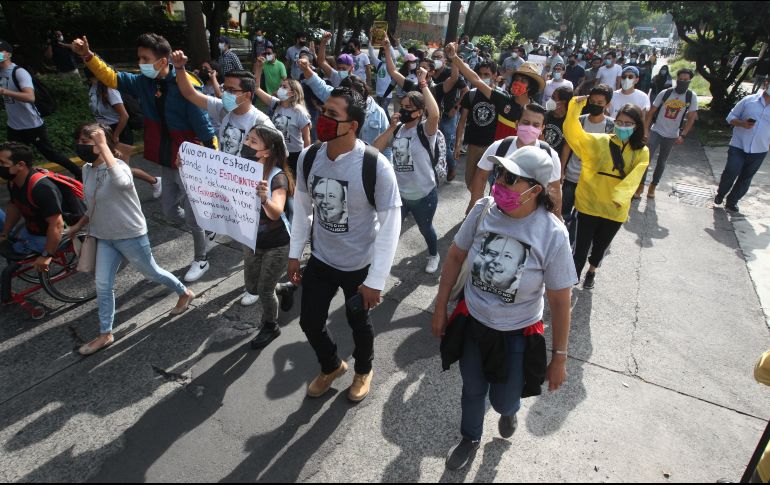 Estudiantes de la UdeG y vecinos se manifestaron ayer luego del desalojo del jueves por parte de elementos de la Fiscalía  en el predio de Huentitán. EL INFORMADOR/A. CAMACHO