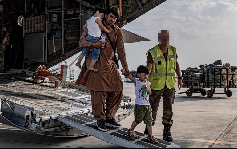Decenas de miles de afganos esperan en pleno sol durante horas e incluso días su eventual evacuación. EFE/Belgian Defense Ministry