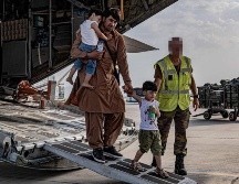 Decenas de miles de afganos esperan en pleno sol durante horas e incluso días su eventual evacuación. EFE/Belgian Defense Ministry