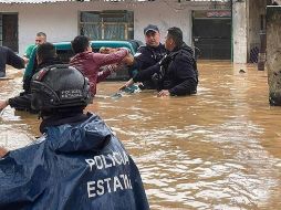 Policía estatales rescatan a personas atrapadas por las inundaciones en Xalapa. EFE/Secretaría de Seguridad Pública de Veracruz