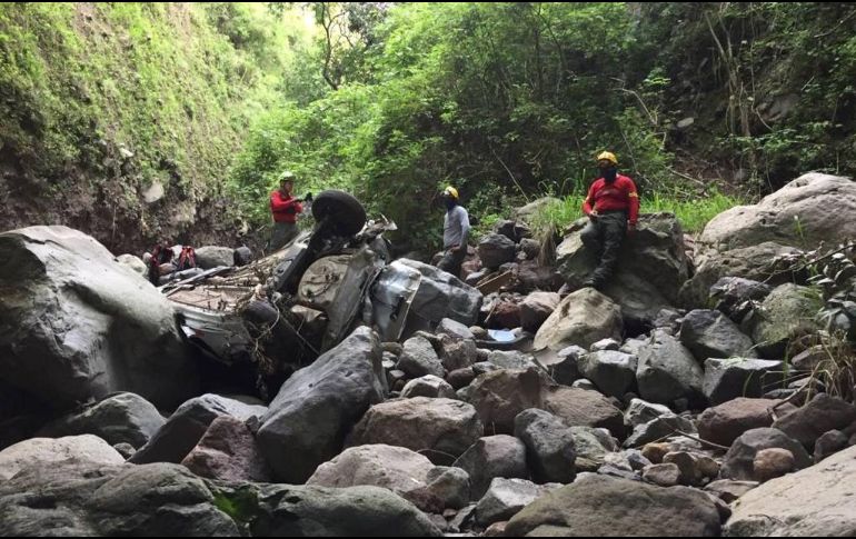 El rescate de los restos se complicó debido a que el terreno era de difícil acceso. ESPECIAL