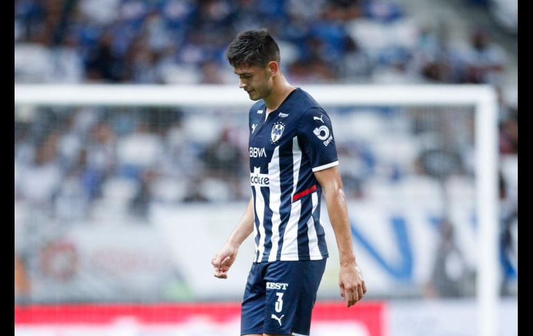 CLAVE. César Montes se fue expulsado al minuto 56, pero Chivas no logró aprovechar la ventaja numérica. IMAGO7