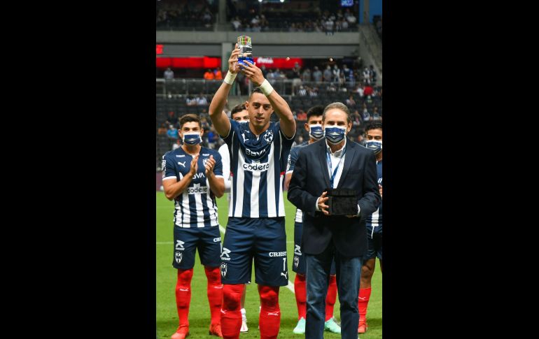 HISTÓRICO. Rogelio Funes Mori recibió un homenaje tras convertirse en el máximo goleador de la historia de Chivas. IMAGO7