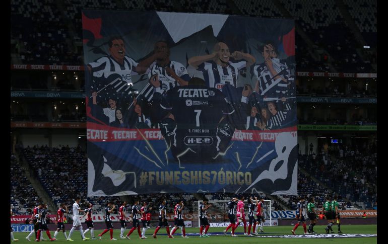 RENDIDOS. La afición mostró el cariño que tiene por su goleador, desplegando una manta en el BBVA. IMAGO7