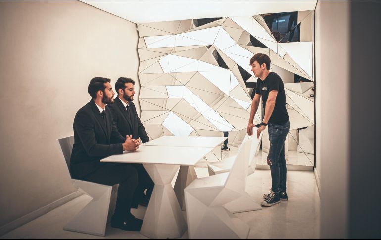 Roger González. El productor (de pie) se metió a fondo en el proyecto de Génesis, donde busca imprimir una atmósfera dramática y apocalíptica. ESPECIAL