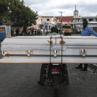 La estrecha relación entre los vivos y los muertos en Haití 