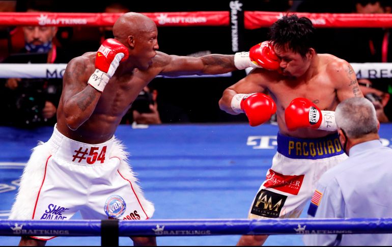 Inesperado. El peleador cubano venció ante todo pronóstico al legendario boxeador filipino. EFE