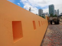 El histórico inmueble tuvo una intervención con pintura la cual provocó indignación entre la población. EFE/R. Maldonado