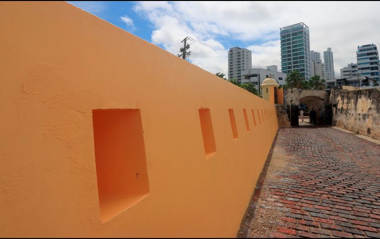 El histórico inmueble tuvo una intervención con pintura la cual provocó indignación entre la población. EFE/R. Maldonado