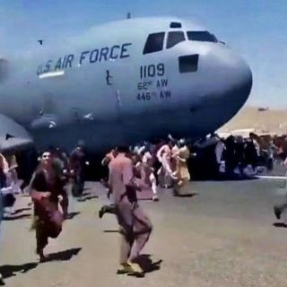 Dirigente talibán responsabiliza a EU del caos en aeropuerto de Kabul Kabul