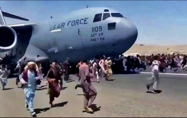 Caos. Miles de afganos han intentado salir del país luego que lo tomaran los talibanes. El Informador