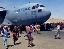 Caos. Miles de afganos han intentado salir del país luego que lo tomaran los talibanes. El Informador