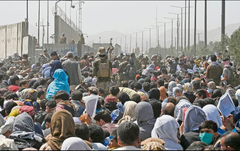 La presencia de soldados estadounidenses no garantiza la seguridad de quienes intentan llegar a la terminal aérea. AFP/W. Kohsar