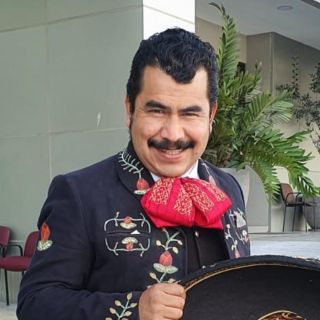 Viaja durante 10 horas para cantarle a Vicente Fernández